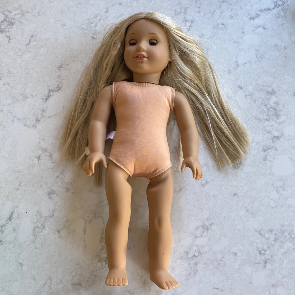 AMERICAN GIRL DOLL